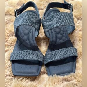 Vivaia wedge sandals NWOT